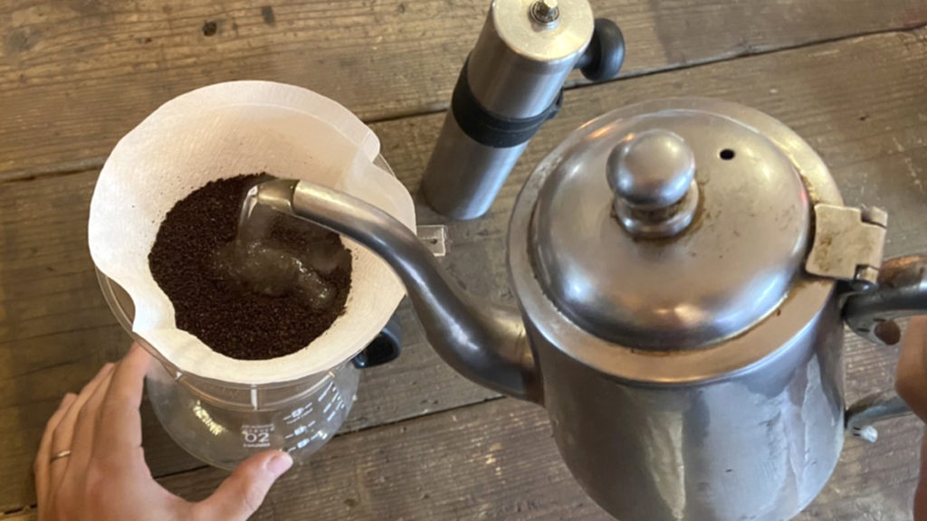 珈琲の淹れ方_お湯を注ぐ