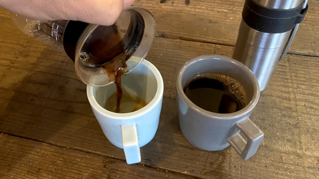 珈琲の淹れ方_マグカップに注ぐ